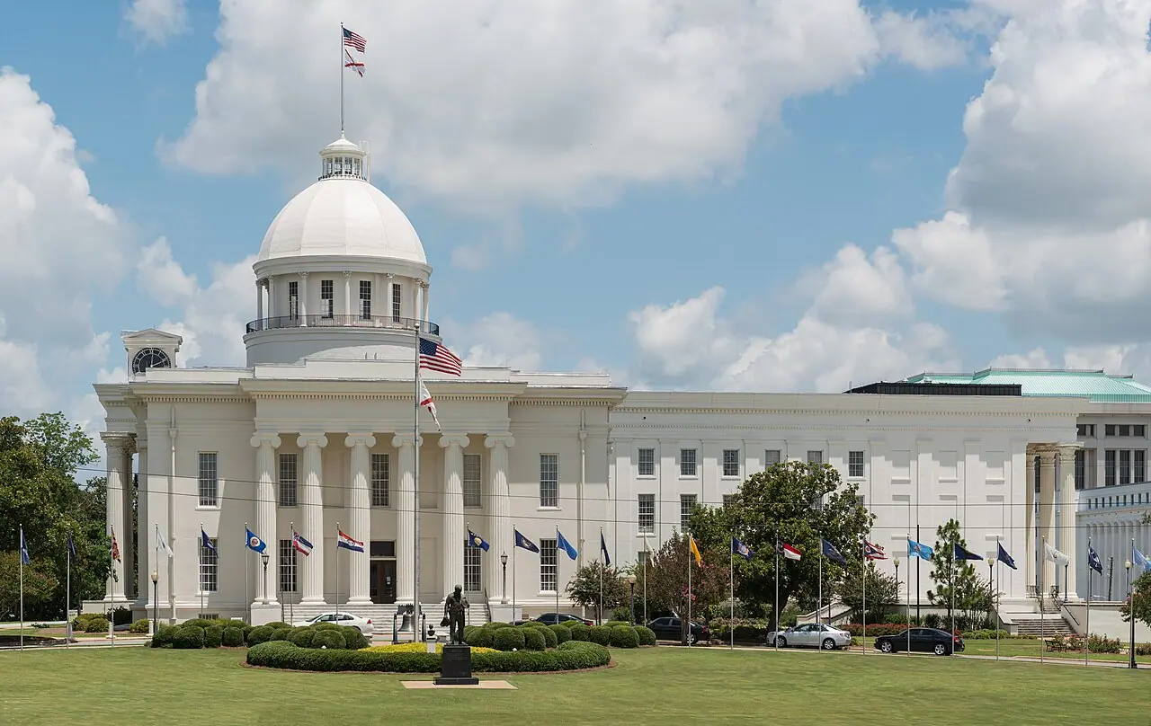 South façade of the Alabama State Capitol in Montgomery (2016 photograph, Wikimedia Commons)—the building where rally organizers staged the May 2026 program; not a live frame from the demonstration itself.