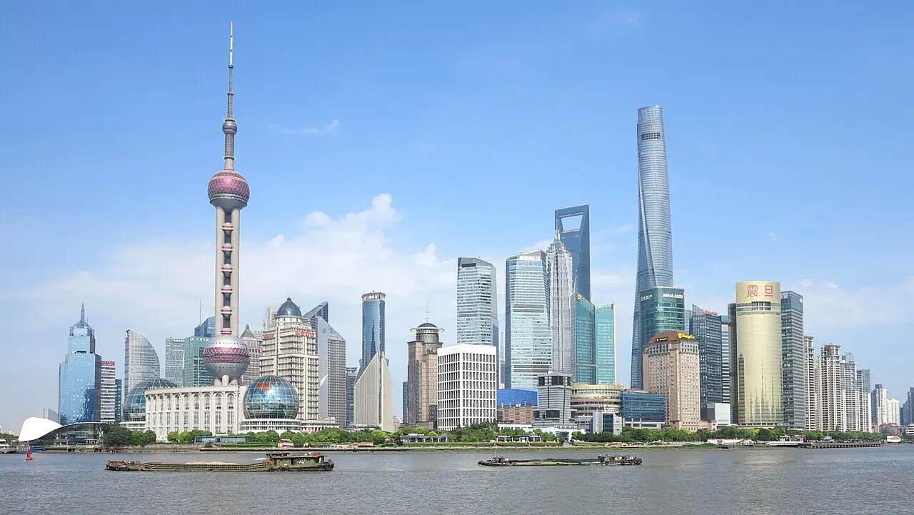Shanghai skyline from the Bund (Wikimedia Commons stock photograph of urban China)—illustrates national tech-finance scale only; not DeepSeek’s offices, a term sheet, or the Big Fund’s headquarters.