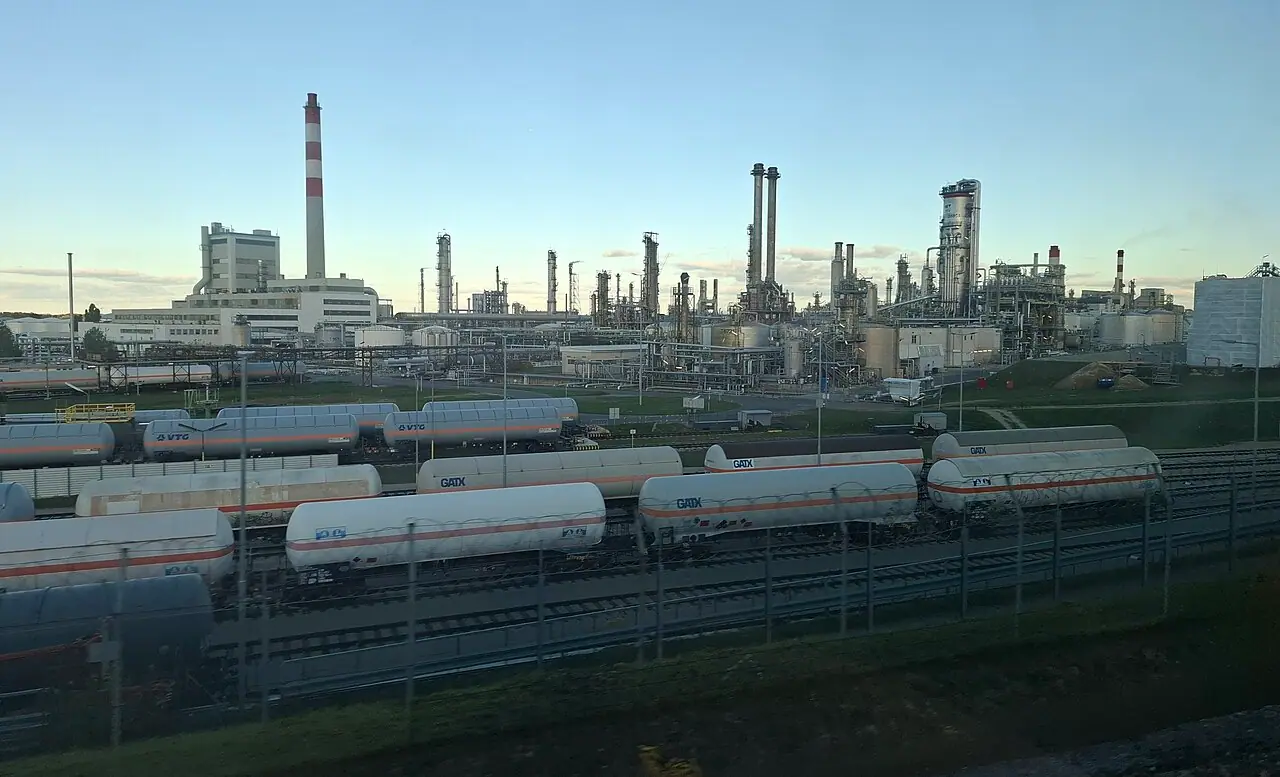 Schwechat oil refinery, Austria, October 2025 (Wikimedia Commons)—illustrates European refinery scale and tank farm geometry discussed for diesel and jet logistics; not a live inventory reading, ARA terminal count, or May 2026 nomination data for this story.