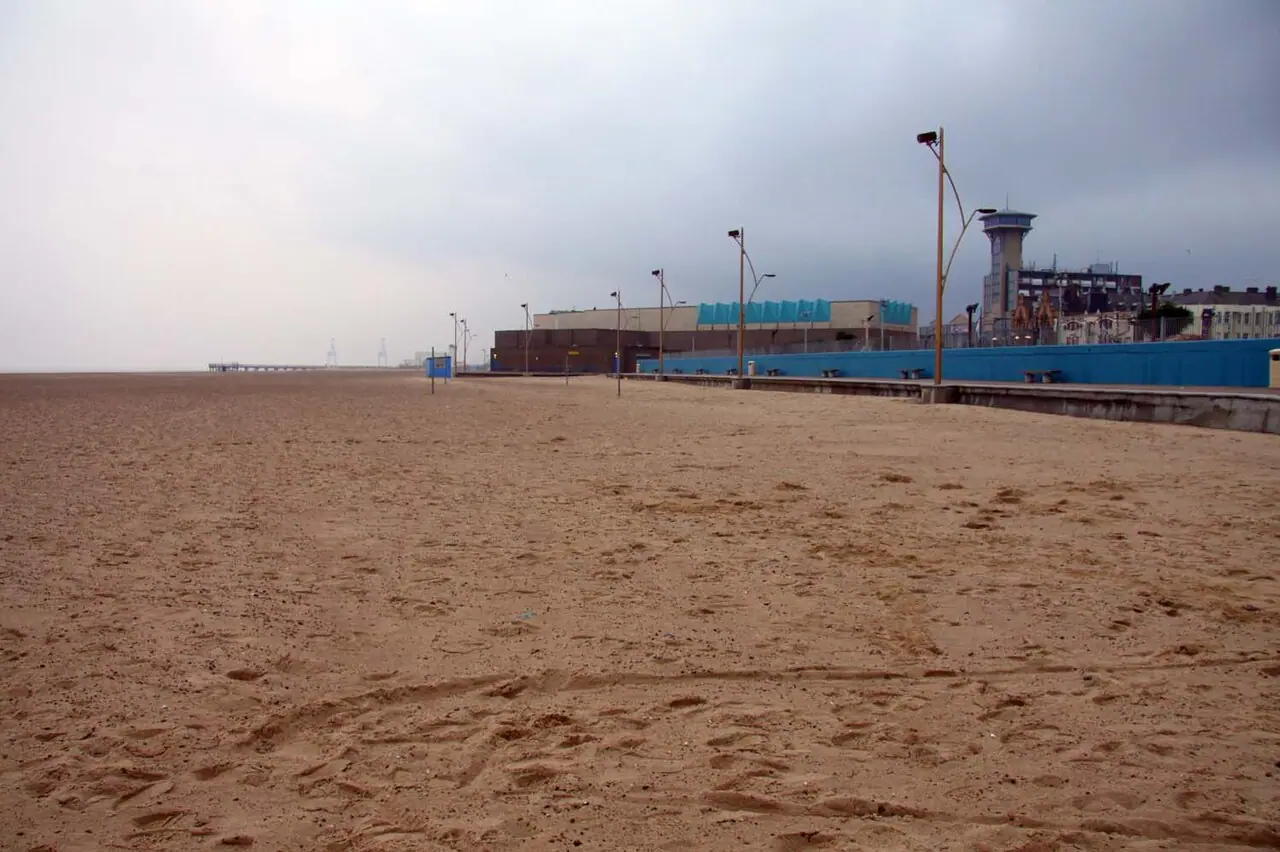 Great Yarmouth beach, Norfolk, October 2010 (Geograph Britain & Ireland photograph by Steve Daniels on Wikimedia Commons, CC BY-SA 2.0)—geographic sense of the seafront where the manhunt is centred; not police tape, forensic tents, victims, or any identified suspect from May 2026.
