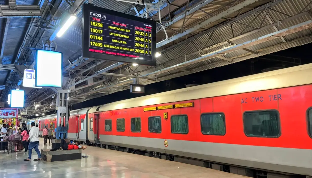 Wikimedia Commons file photograph of an Indian Railways Rajdhani rake in motion—generic rolling-stock context for the Rajdhani class discussed in the story, not a picture of Train 12431, the Ratlam section, or any specific fire damage from this incident.